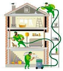 Una ilustración de dibujos animados de una casa que está siendo limpiada por una empresa de limpieza.