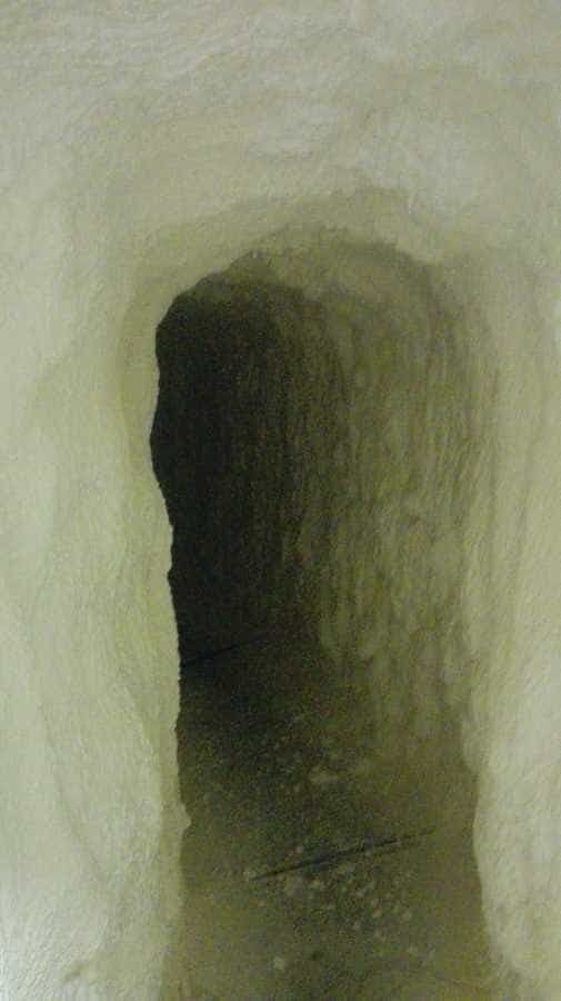 Hay un agujero en la pared que parece un túnel.