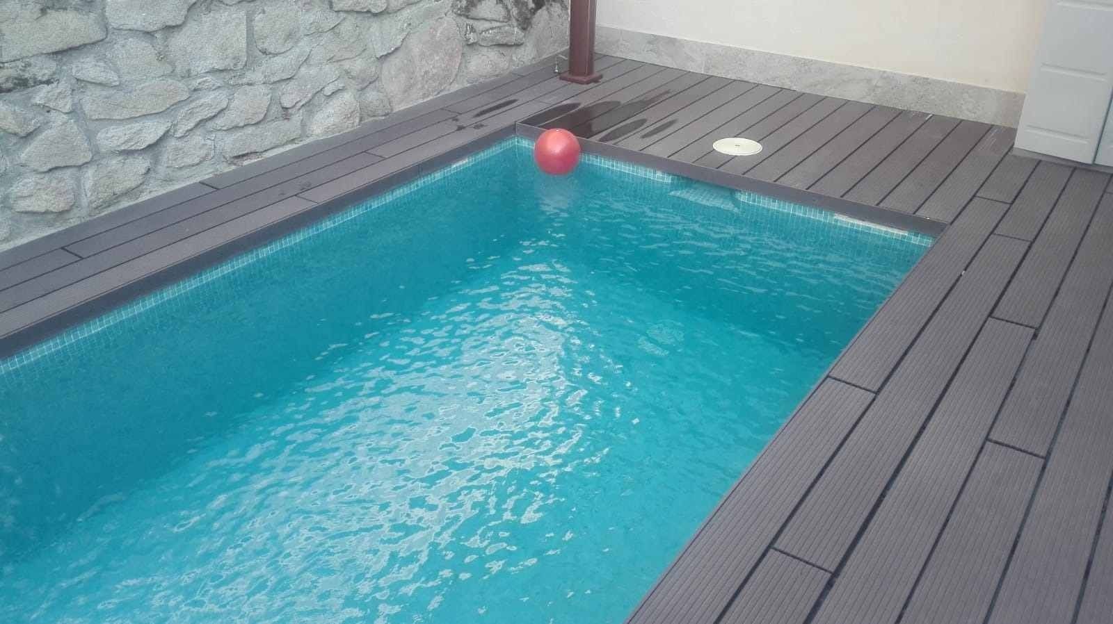Hay una bola roja en el medio de la piscina.