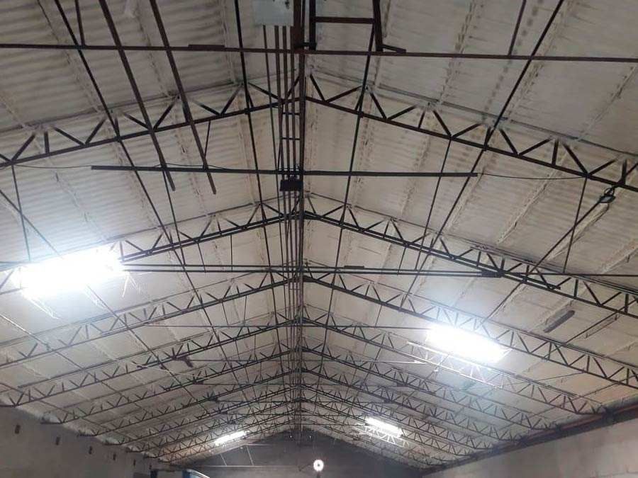 El techo de un gran edificio con muchas vigas de metal.