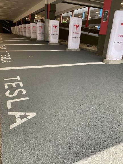 Marquage au sol de rangées de parking pour les voitures Tesla en parking intérieur