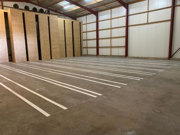 Zone de parking marquée au sol en blanc