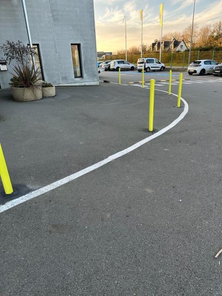 Travaux d'ASR pour la mise en place d'un marquage blanc au sol autour d'une route