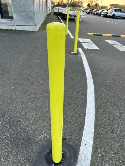 Pose de piliers métalliques pour border le virage d'une route