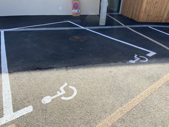 Marquage au sol pour zone de parking avec places handicapées