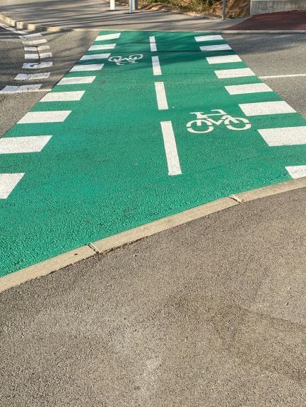 Marquage au sol en vert et blanc