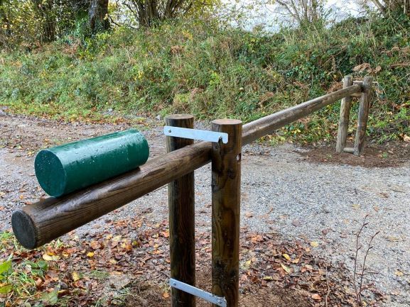 Barrière champêtre pour empêcher les voitures d'aller sur une allée piétonne en forêt