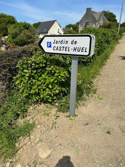Marquage d'un panneau directionnel en route de campagne