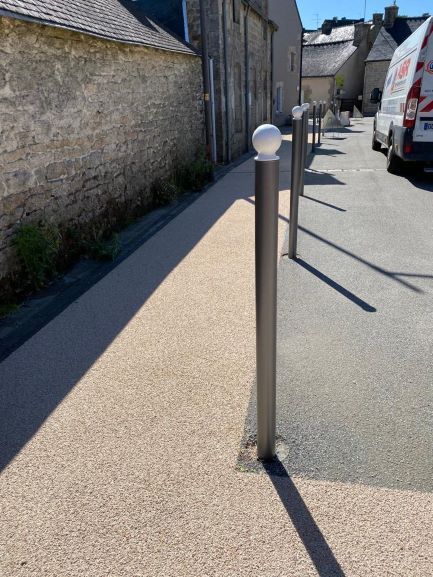 Mise en place d'un mobilier urbain de bornage le long d'une route pour la protection d'un trottoir