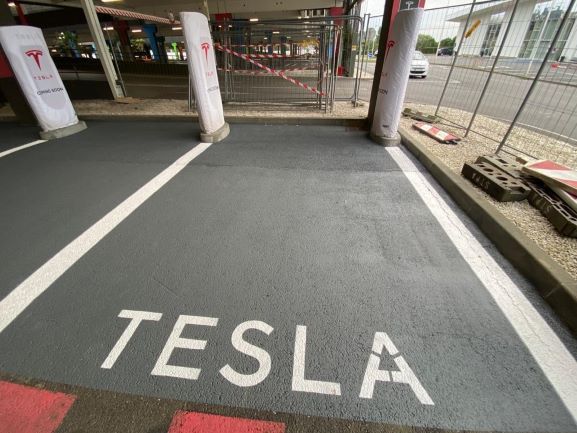 Exemple d'une signalisation horizontale pour garer une voiture Tesla en parking fermé