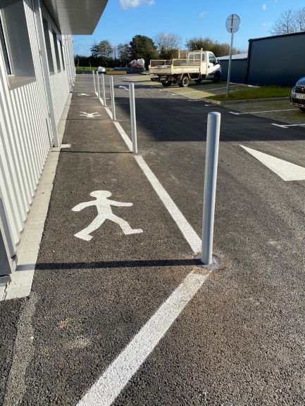 Marquage au sol et bornage pour baliser une piste pietonne