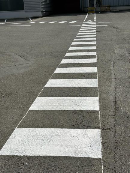 Application d'un marquage au sol pour limiter une route