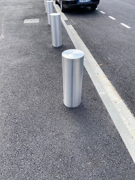 Borne en métal argenté pour empêcher les voitures de se garer