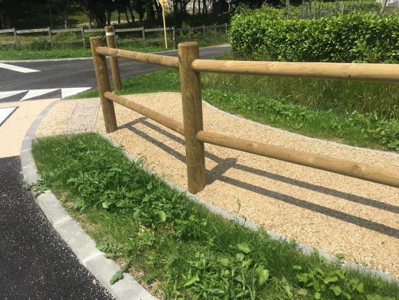 Poteau sur le côté de la route sur des graviers