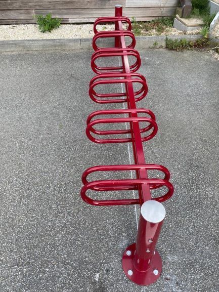Vue de près d'un parking de vélo extérieur en rouge