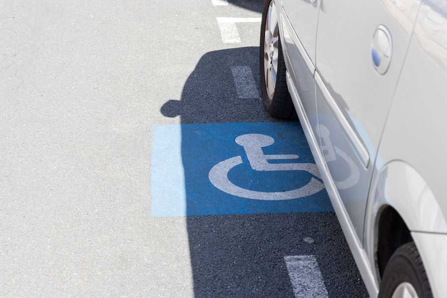 Place de parking pour personne handicapée