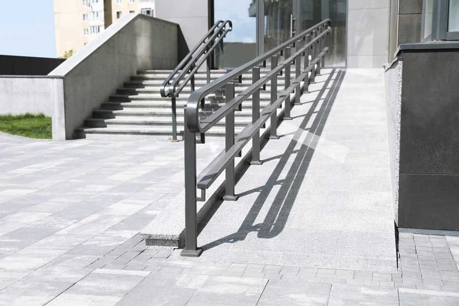 Rampe d'accessibilité pour PMR pour contourner un escalier