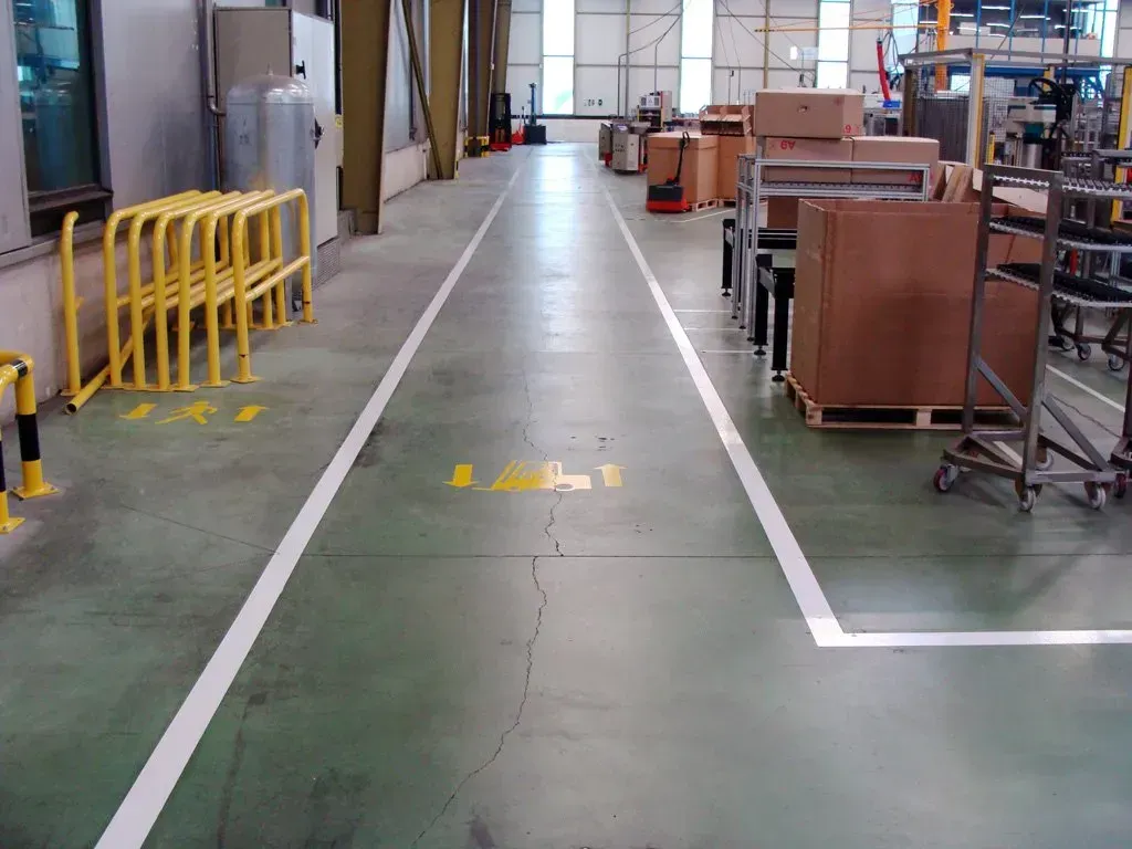 Marquage au sol pour entreprises en zone d'entrepôt