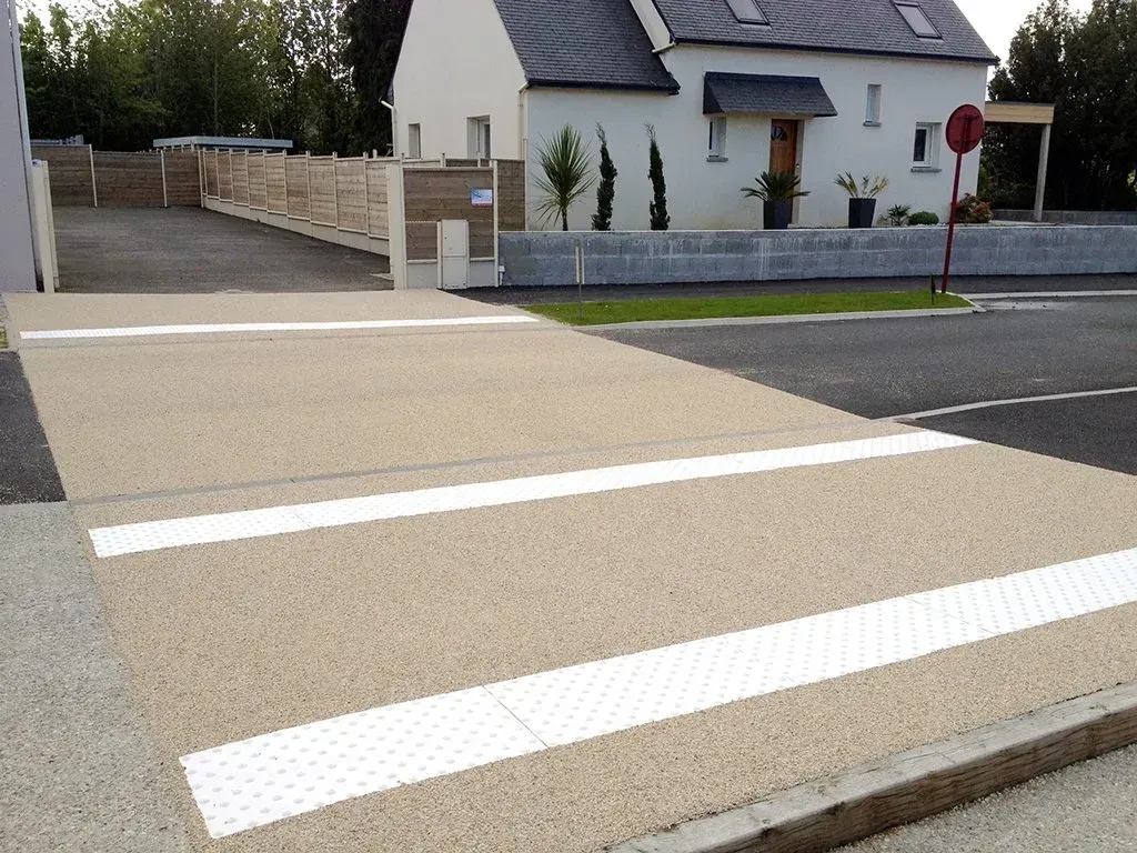 Marquage au sol pour une route de campagne