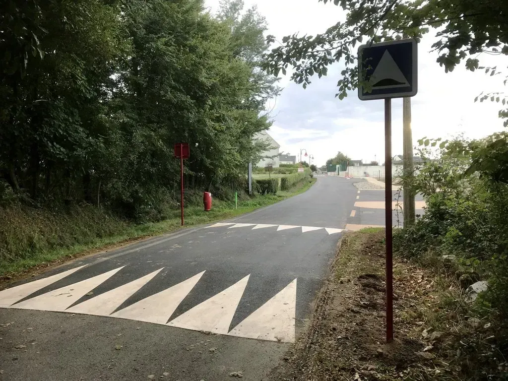 Dos-d'âne avec un marquage au sol effectué par ASR