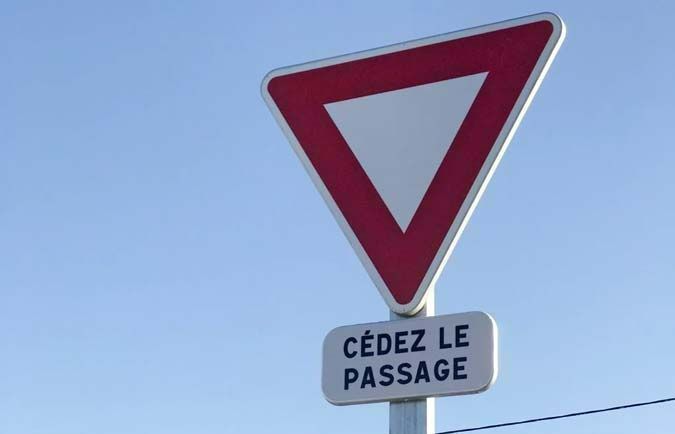 Panneau cédez le passage
