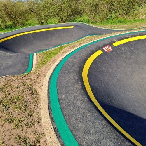Skate parc marqué au sol en vert et jaune
