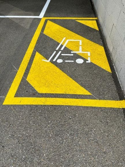 Marquage au sol jaune pour la zone de déchargement des monte-charges