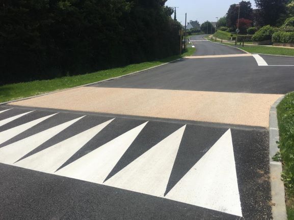 Marquage au sol pour indiquer un dos-d'âne sur une route