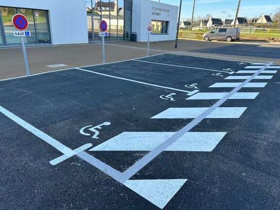 Trois places de parking réservées PMR marquées au sol par ASR