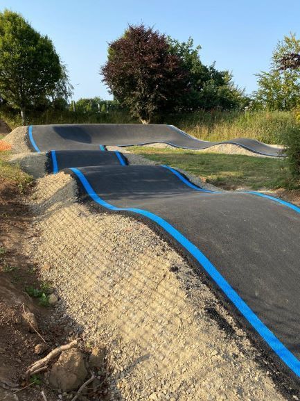 Marquage bleu en bords d'une piste cyclable à bosses