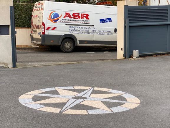Motif marqué au sol en zone de stationnement effectué par ASR