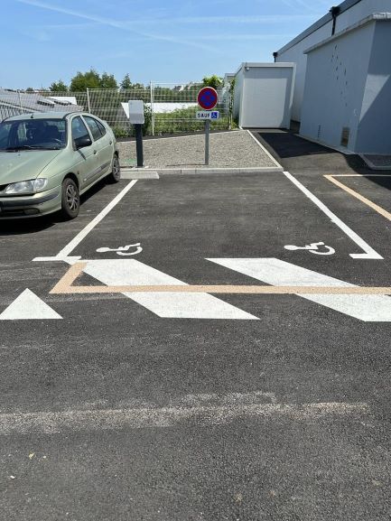 Mise en place d'une signalisation au sol pour indiquer une place de parking pour personnes à mobilité réduite