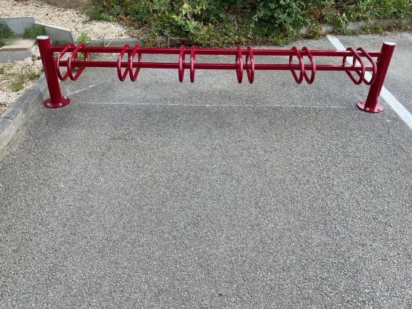 Mobilier urbain collectif rouge pour parquer son vélo