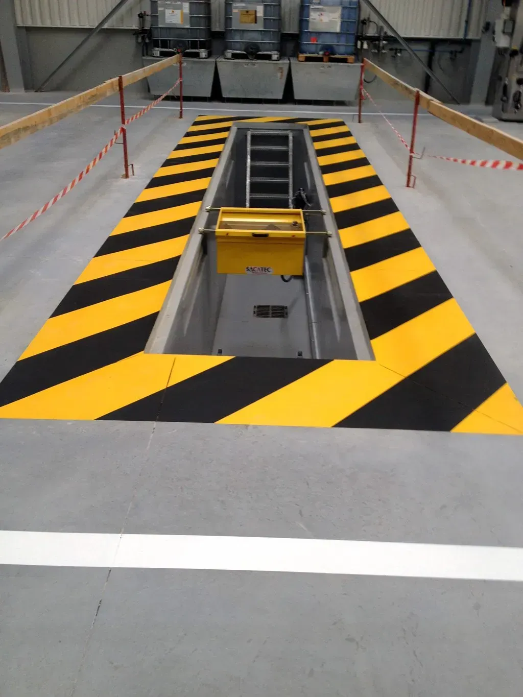 Marquage au sol jaune et noir à l'intérieur d'une entreprise