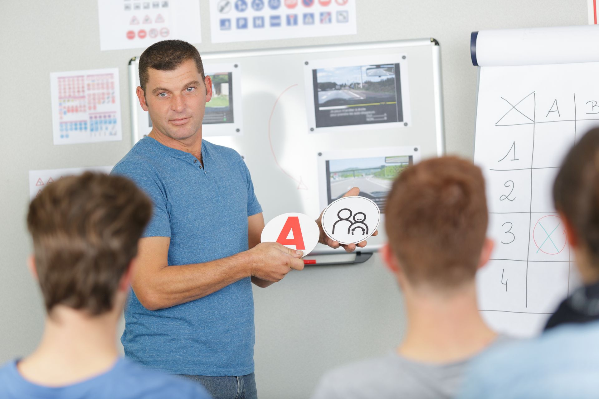 Moniteur pendant un cours de code de la route.