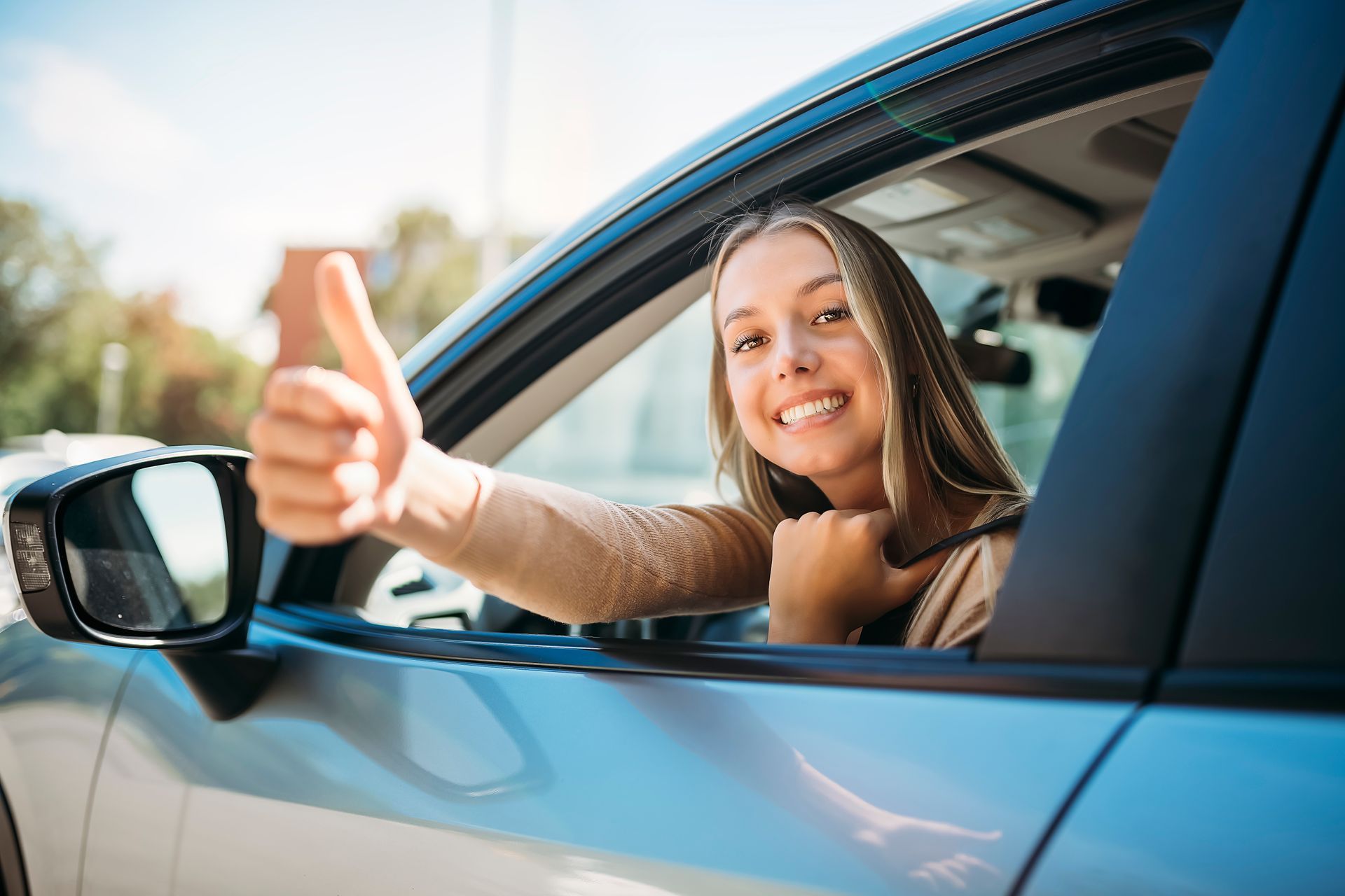 Fille dans une voiture.