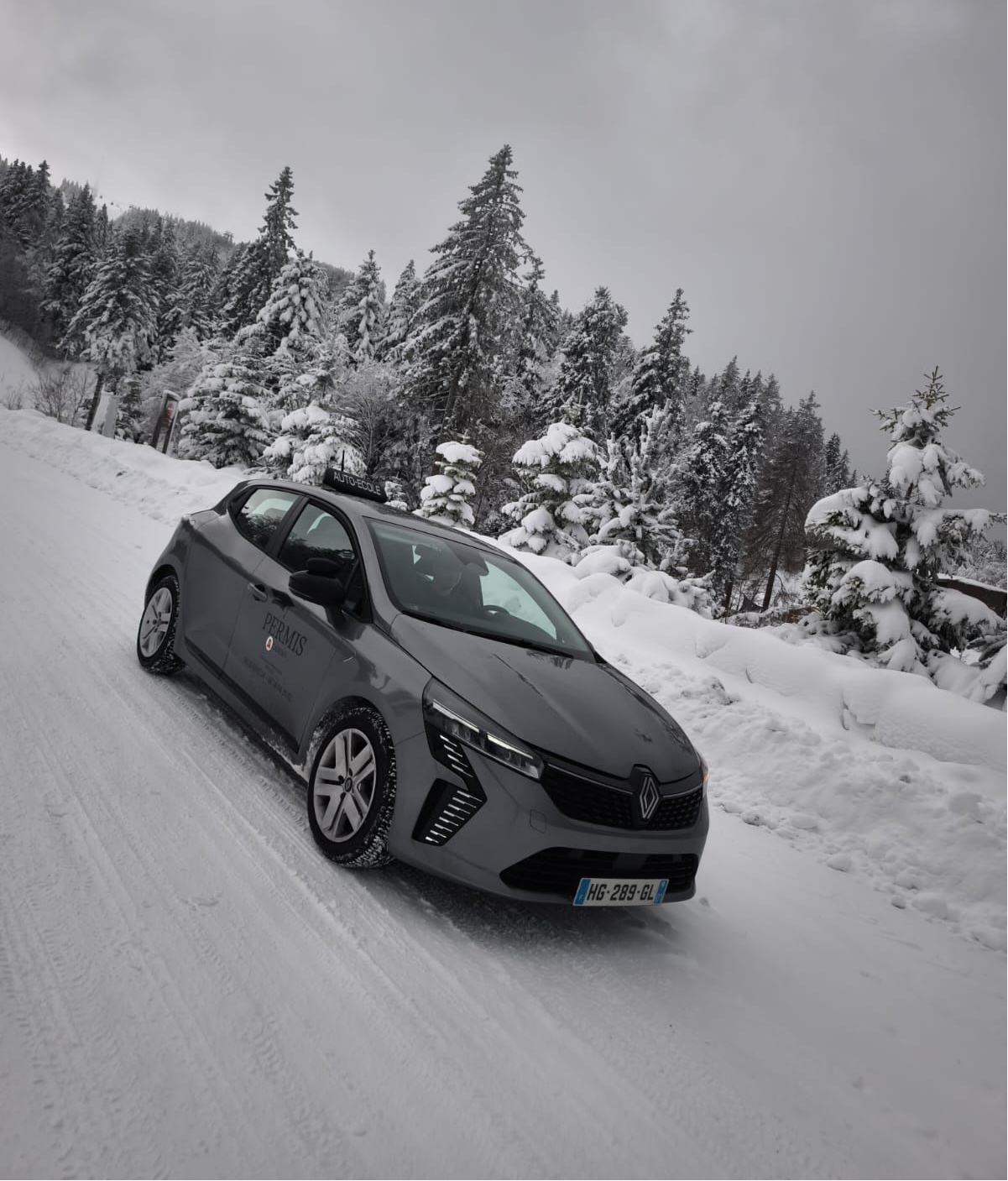 Voiture dans la neige