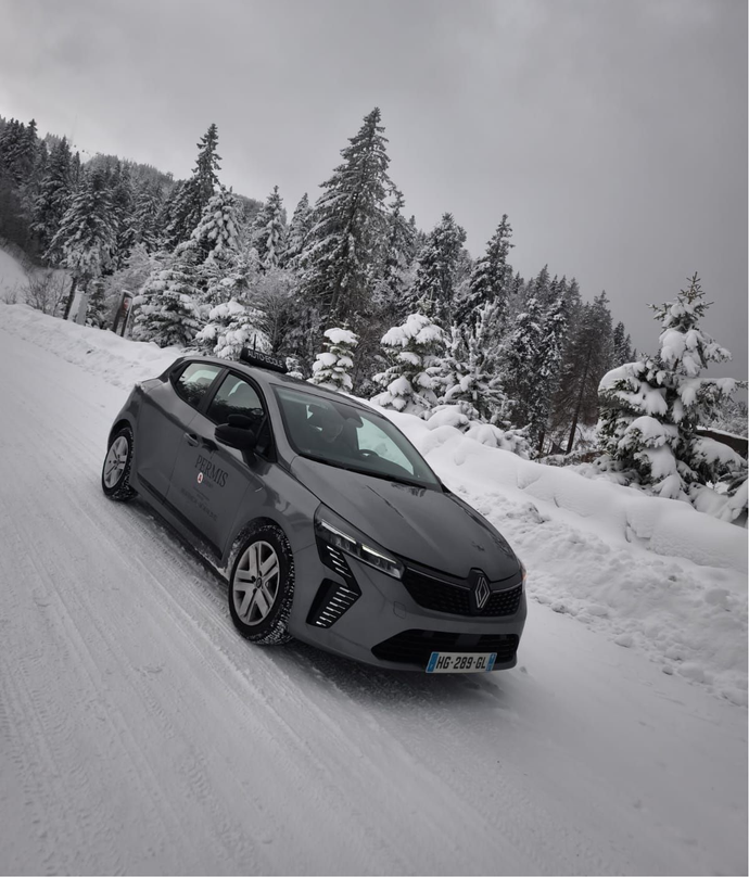 Voiture dans la neige