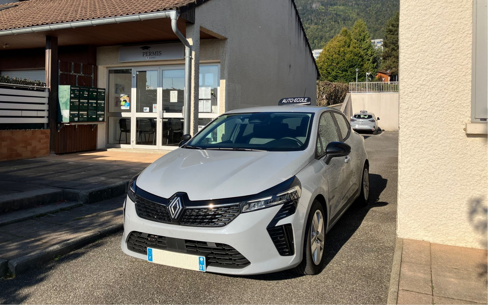 Véhicule devant l'auto-école.
