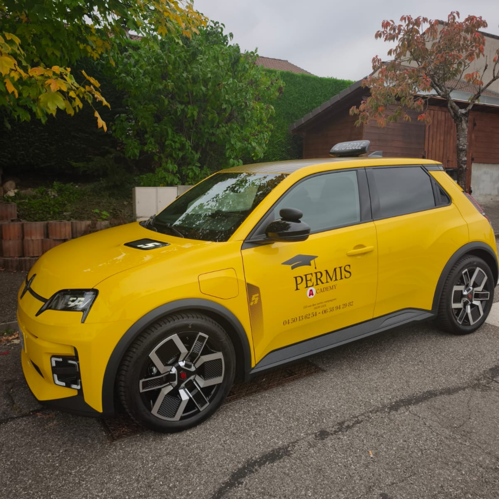 Renault électrique jaune
