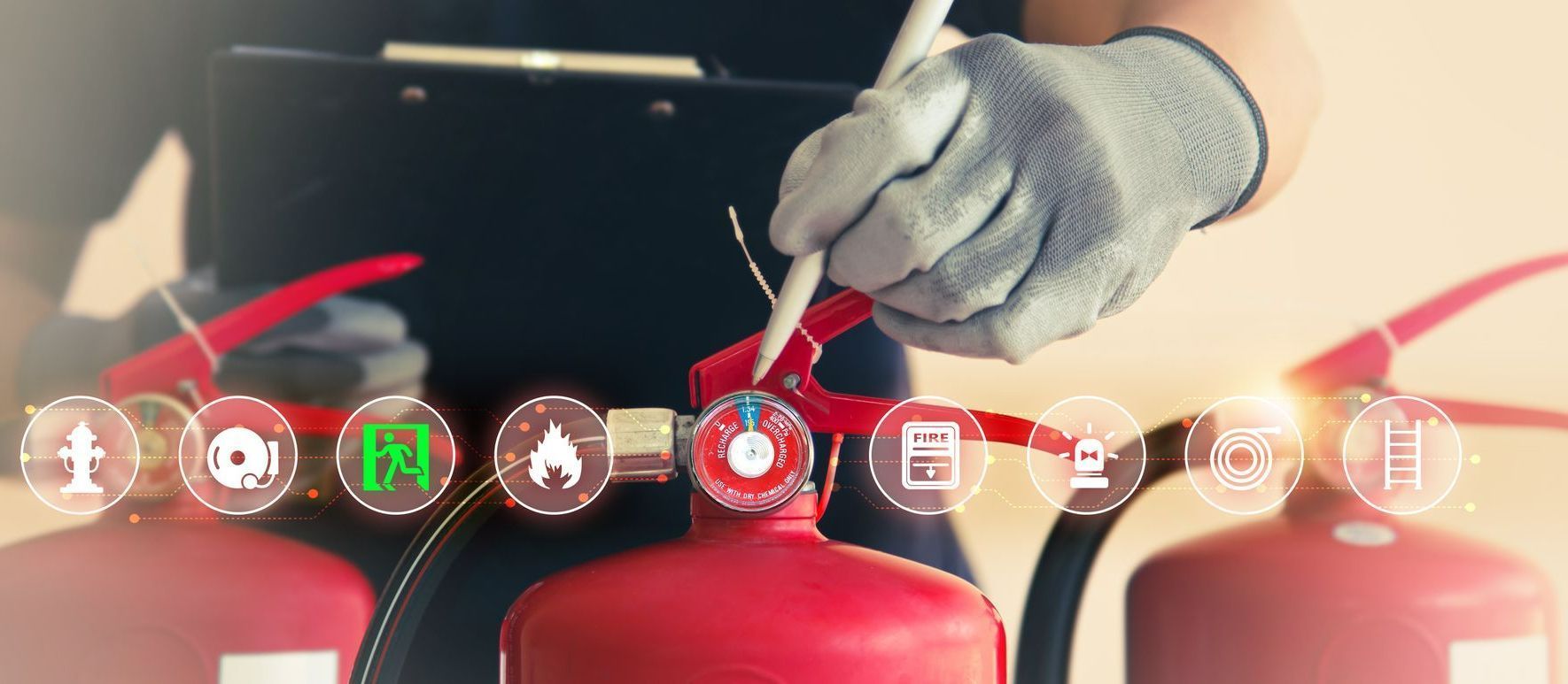 Une personne inspecte un extincteur, avec des icônes numériques superposées.