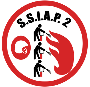 Logo circulaire rouge de sécurité incendie avec le texte « SSIAP 2 », casque, personnes éteignant des flammes.