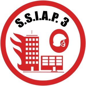 Cercle rouge avec le texte « SSIAP 3 », bâtiments en feu, icône de casque de pompier.