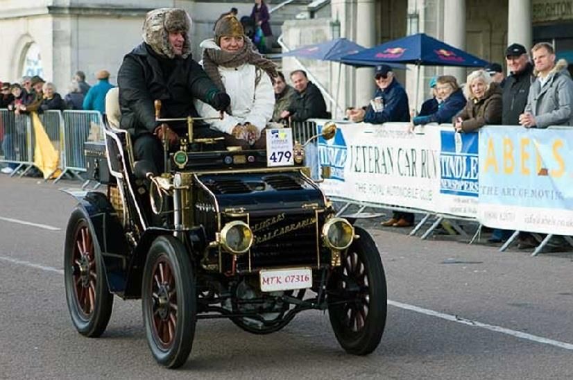 Ein Mann und eine Frau fahren ein Auto mit einem Schild mit der Aufschrift 490