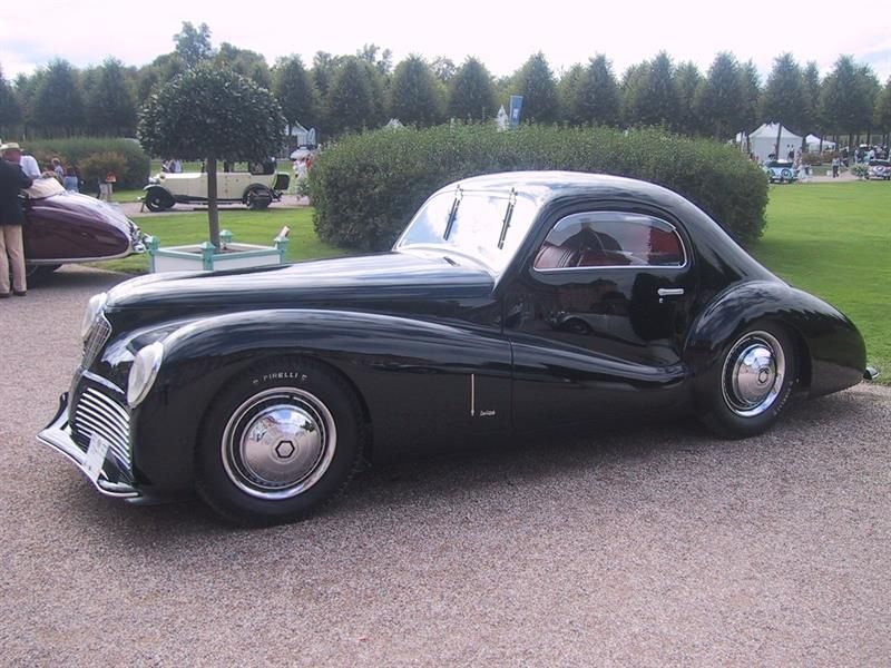 Ein schwarzes Auto mit dem Buchstaben C auf der Seite