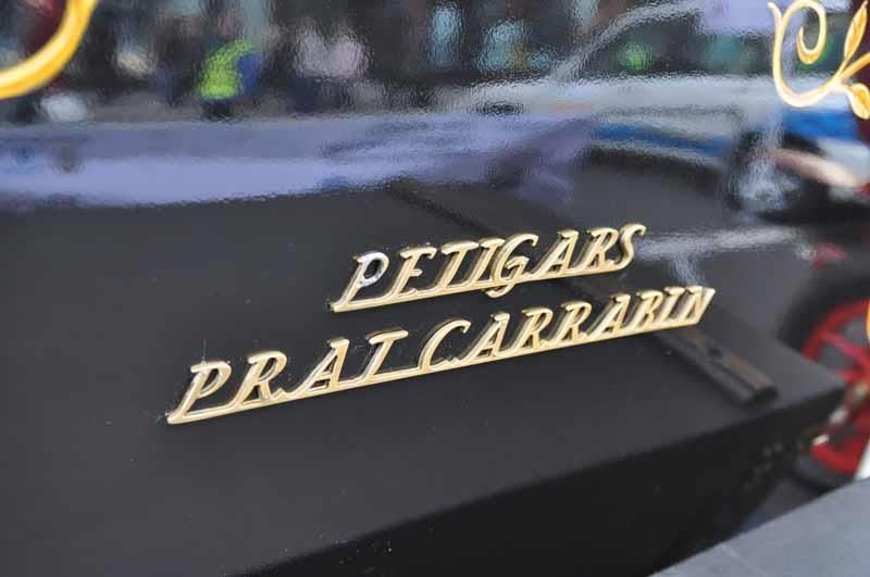 Eine Nahaufnahme eines Aufklebers auf einem Auto mit der Aufschrift „Petigars Praicarrard“