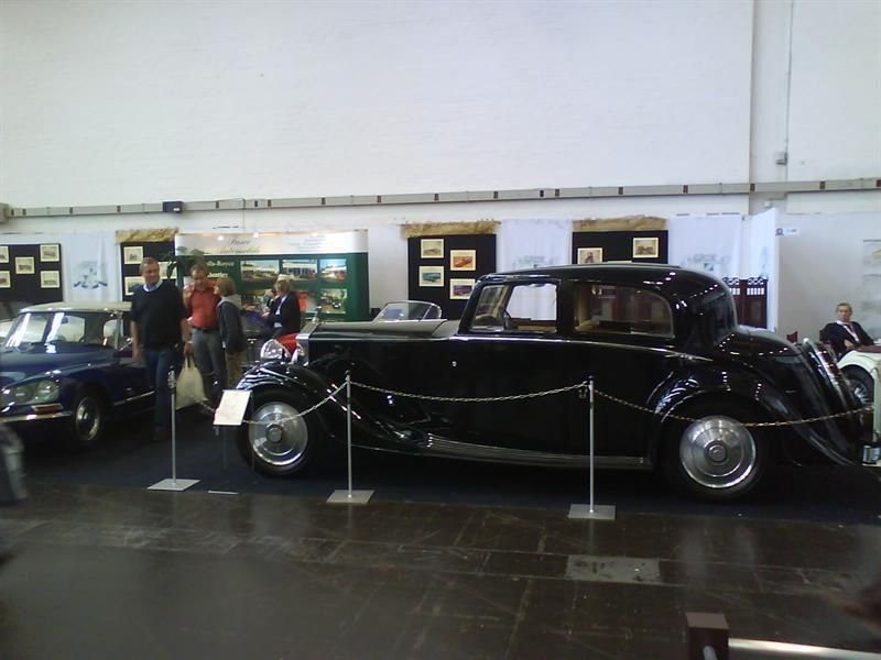 Ein schwarzes Auto ist in einem Museum ausgestellt