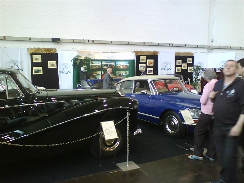 Zu sehen sind ein schwarzes und ein blaues Auto