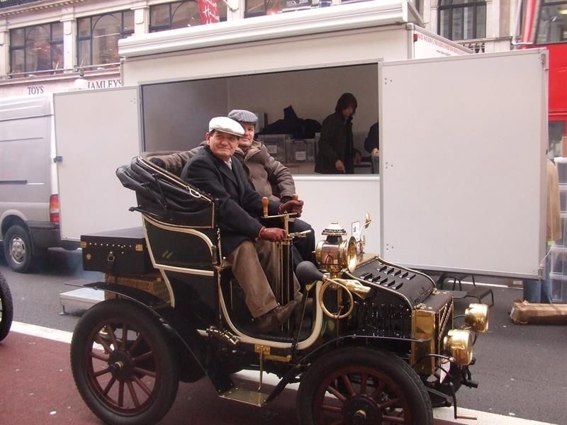 Zwei Männer sitzen in einem altmodischen Auto