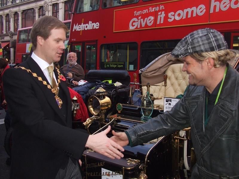 Zwei Männer schütteln sich die Hand